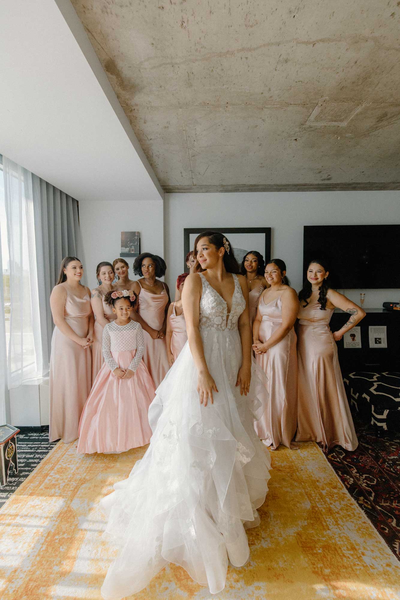 photography-bride-and-attendants
