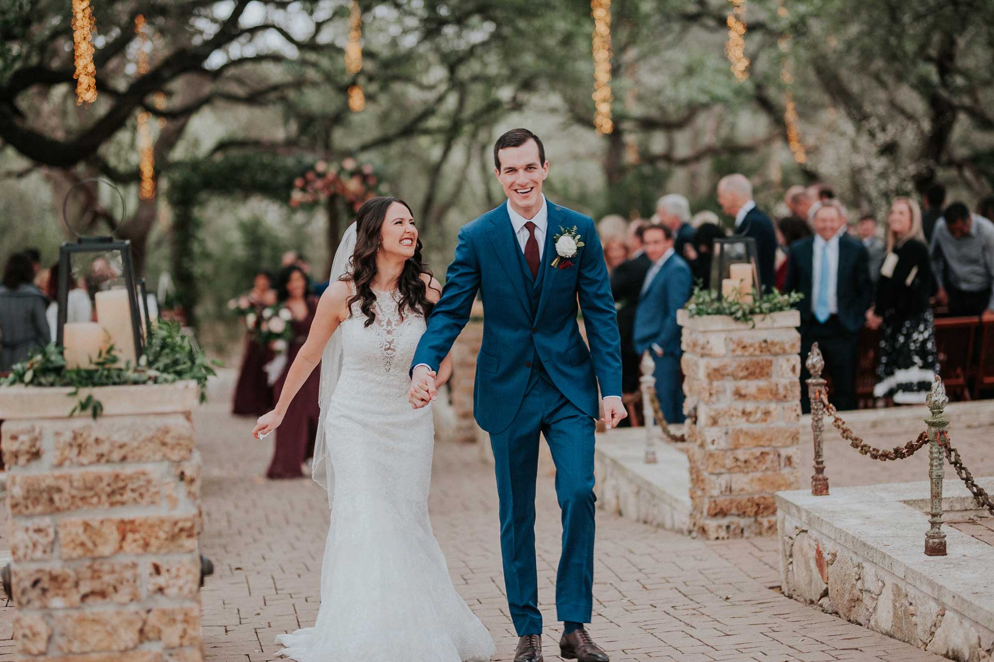 photography-happy-bride-and-groom-aisle